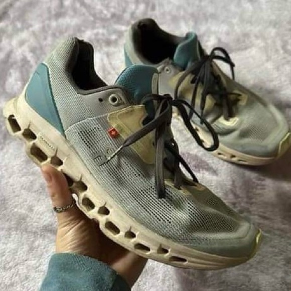 On Cloud Cloudstratus Sneakers - Picture 1 of 2